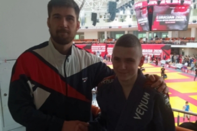 Данил Котов с тренером  Григорием Домбровским фото предоставлено академией бразильского джиу-джитсу Checkmat International