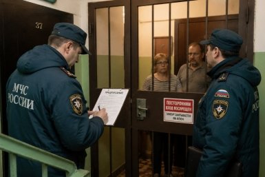 Отгородили тамбур дверью? Пожарные придут с проверкой — демонтаж вместе с вещами