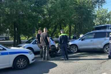 Автолюбительница на Subaru врезалась в мотоцикл в Артёме — пострадали два человека