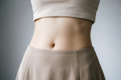 Пузо больше не выпирает: одна поза убирает отеки — идеальная талия без изнуряющих тренировок