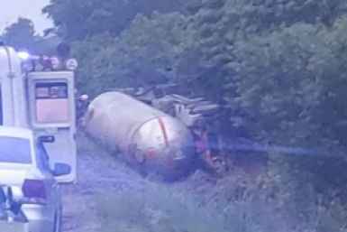 Водитель погиб при опрокидывании бензовоза в Приморье