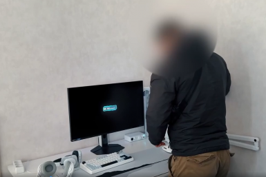 Семейную пару во Владивостоке задержали за распространение порнографии Скриншот из видео в ТГ-канале (16+) Полиции Приморья