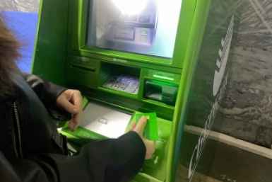 Внесла 200 000 ₽ через банкомат, но деньги ушли незнакомцу: что нужно делать