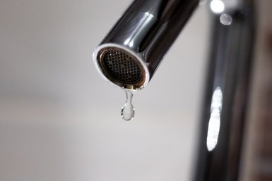 Как платить за воду в два раза меньше — лайфхаки в ЖКХ, которые реально работают