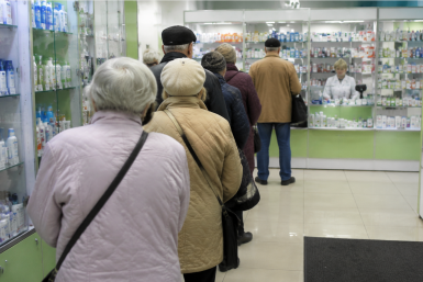 Работающим и неработающим: пенсионерам вернут деньги за лекарства – где забирать