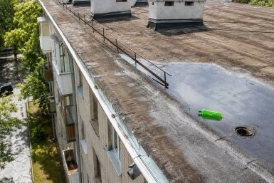 В ЖКХ суд заставил УК отдать жильцу 600 тысяч — из-за обычной бутылки на крыше