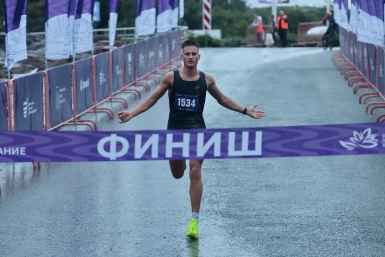 Около тысячи участников ВЭФ вышли на утренний забег во Владивостоке