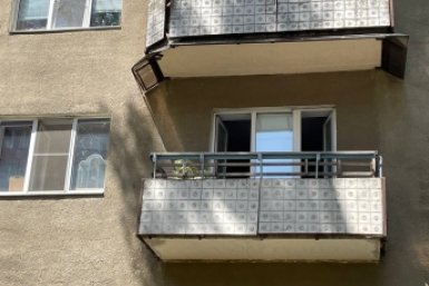 В ЖКХ напомнили: за грязь на личном балконе придётся ответить