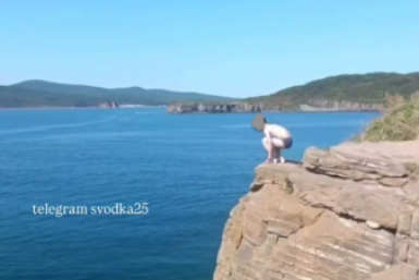 "Все орут": парень спрыгнул со скалы в море во Владивостоке – видео