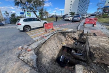 Повреждение на теплосетях устраняют в районе Набережной во Владивостоке
