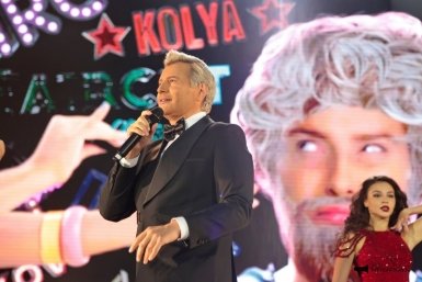 Николай Басков спел легендарные строчки &quotНатуральный блондин - на всю страну такой один&quot ИА PrimaMedia