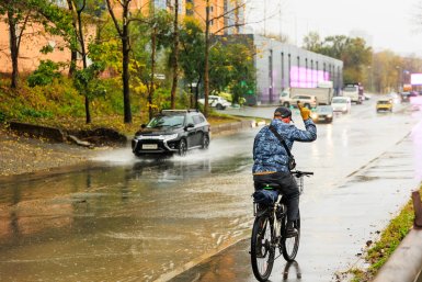 Тонущие машины и водопады: как Владивосток встретил циклон — фоторепортаж
