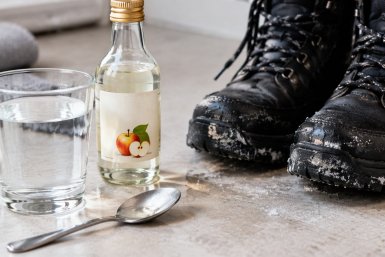 Один стакан воды и ложка уксуса: спасут обувь от реагентов