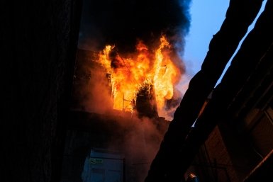 В Спасске-Дальнем загорелся балкон на четвертом этаже многоэтажки