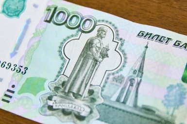Россиянам старше 59 лет переведут по 2 900 рублей только на карты "Мир" с 1 ноября — указ