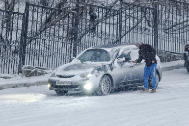 Почистить стекла от снега этот автолюбитель срочно решил прямо на дороге Александр Хитров. РИА PrimaMedia