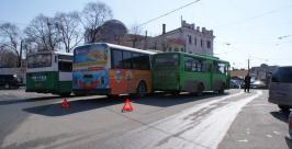 Водители двух автобусов не поделили дорогу во Владивостоке Татьяна Сухарева