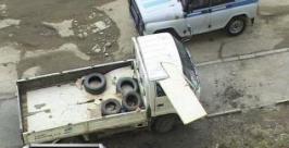 Крышу грузовика во Владивостоке пробила сброшенная с балкона дверь Автопатруль