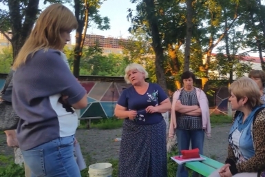 Председатель ТСЖ &quotНа Борисенко&quot Евгения Дроникова (в центре) объясняет жителям, кто теперь будет управлять их домами РИА PrimaMedia