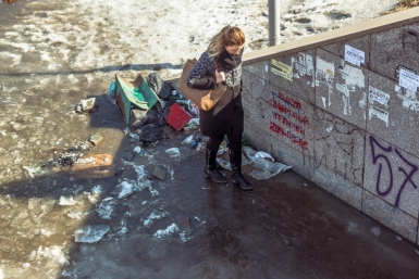 Горожанам приходится проходить по мусору, чтобы не намочить ноги Александр Ратников РИА PrimaMedia