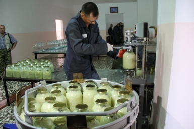Закатка банок с овощными консервами в ИК-22 пресс-служба ГУФСИН России по Приморскому краю