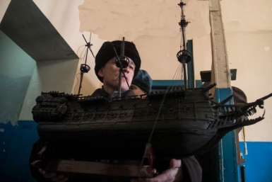 Производство модели парусника пресс-служба ГУФСИН России по Приморскому краю