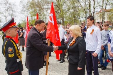 Вице-губернатор Приморского края Александр Ролик вручает Знамя Победы  Пресс-служба Артемовского ГО