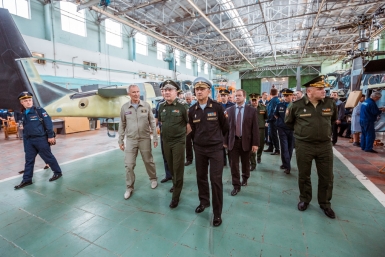 Замминистра обороны РФ Юрий Борисов посетил арсеньевскую авиационную компанию &quotПрогресс&quot Мария Бородина РИА PrimaMedia