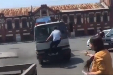 Судебный пристав на капоте эвакуатора скриншот видео