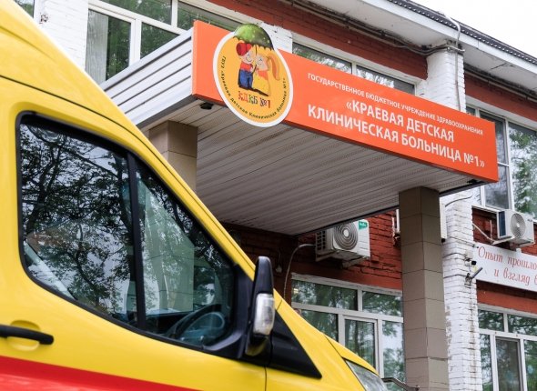 Малолетний ребенок упал с балкона 4 этажа в приморском поселке Сибирцево - состояние тяжелое