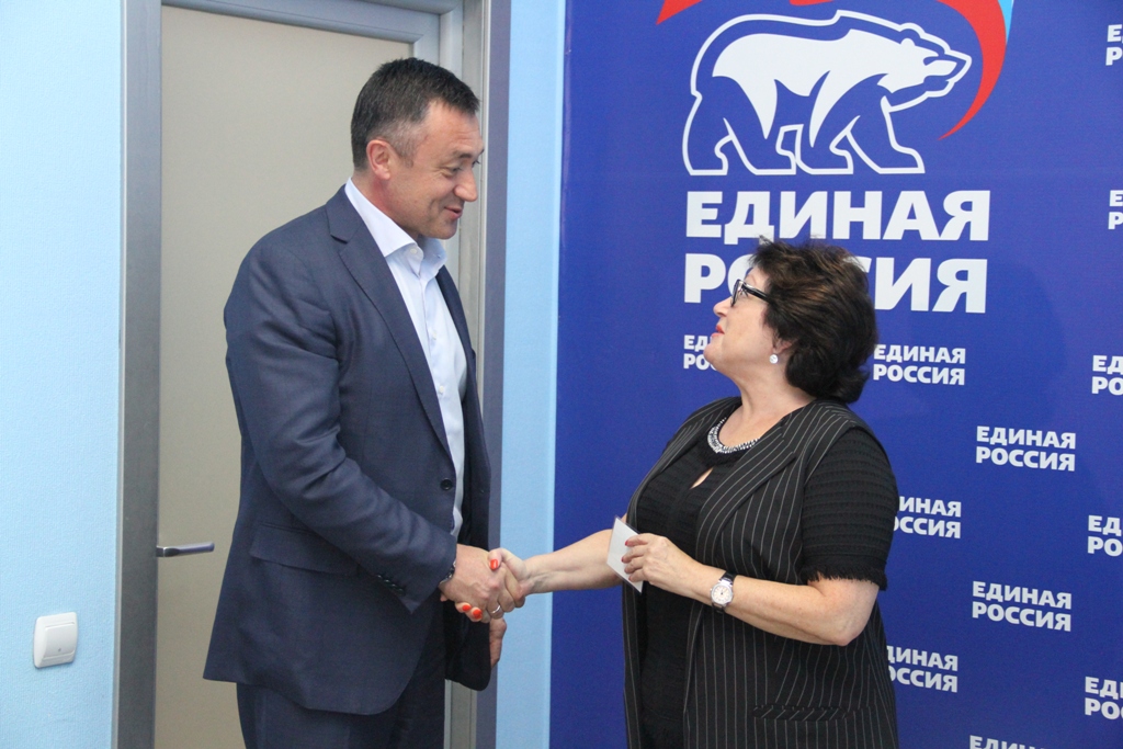 Вручение удостоверения кандидата пресс-служба ЕР
