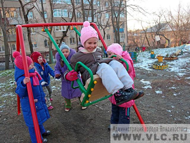 На территориях дошкольных учреждений уже начали устанавливать новые яркие качели