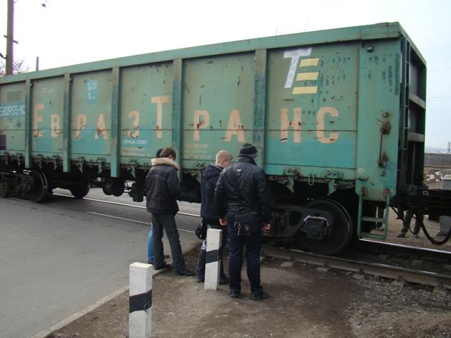 Пешеходам даже негде обойти этот переезд, ждут вместе со всеми