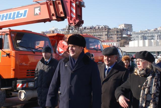 Сергей Дарькин осматривает новую дорожную технику