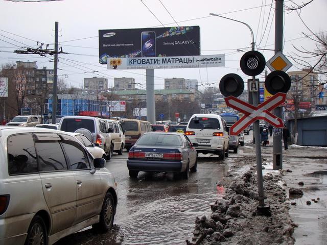 Через пр. ЖД переезд Владивосток. ЖД переезд Постышева Владивосток. ЖД переезд столетие Владивосток. Проспект столетия Владивостока 118.