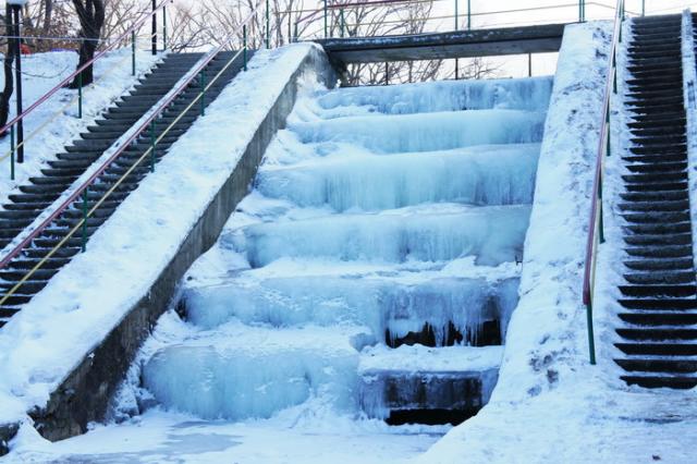 Российские пенсионеры ходят по обледенелым тротуарам. Опасность обледеневшая лестница выберите соответствующую. Наледь на лестницах. Обледеневшая лестница. Ступень от снега.