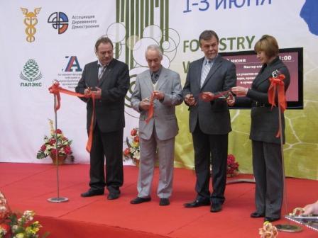 Самый торжественный момент - разрезание символической ленты
