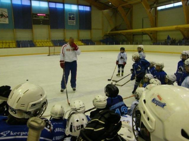 Вячеслав Фетисов и юные приморские хоккеисты.