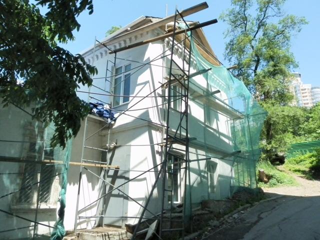 Сейчас музей окружен строительными лесами.