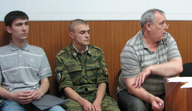 Слева: Павел Луканин, Сергей Чернаков и адвокат Александр Масасин