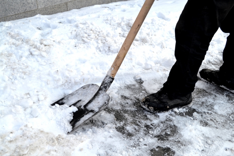 Пенсионер погиб при падении с крыши дома во время уборки снега в Братске