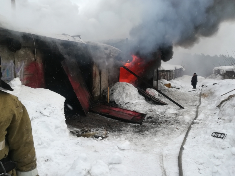 Пожар вспыхнул сразу в семи гаражных боксах в Усть-Илимске 