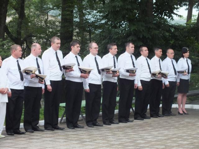 Моряки ТОФ слушают вступительную речь