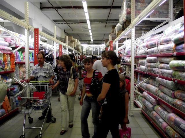 В гипермаркете есть не только продукты, но и одежда, предметы домашнего обихода и т.д.