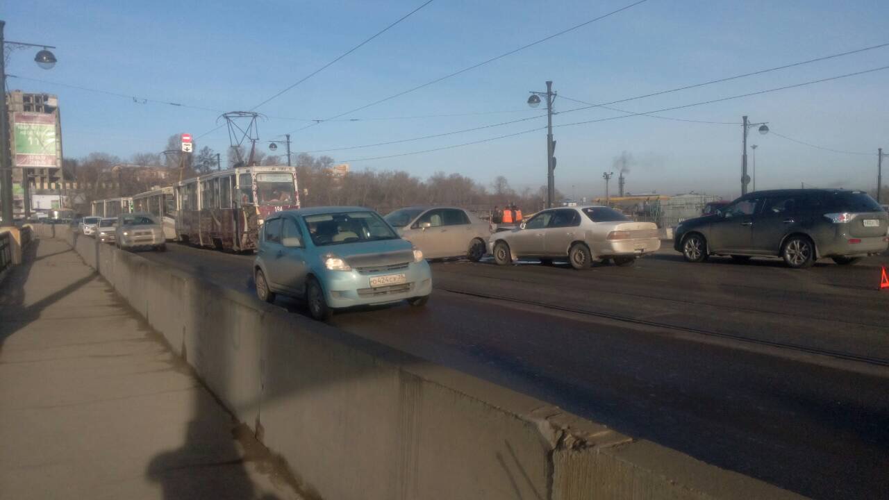 Трамваи в Иркутске встали в обе стороны на Глазковском мосту из-за столкновения двух авто