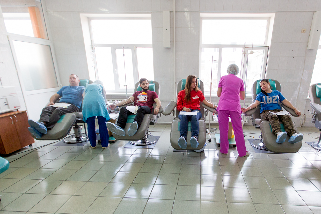 День донора привлек на станцию переливания крови во Владивостоке десятки добровольцев