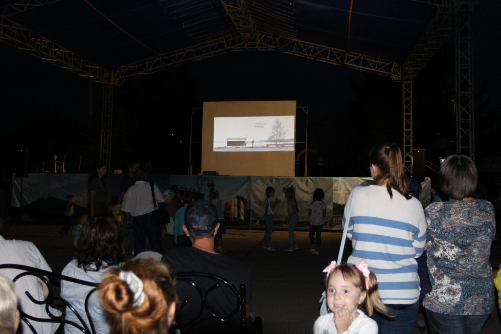 Фестиваль уличного кино стал новой страницей арт-проекта «Вечерний Биробиджан»