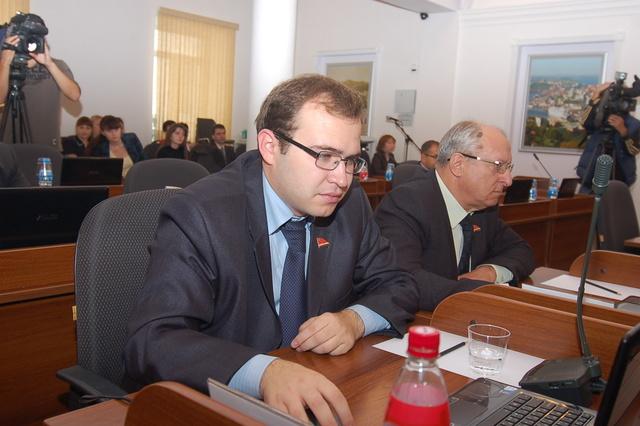 Коммунисты воздержались