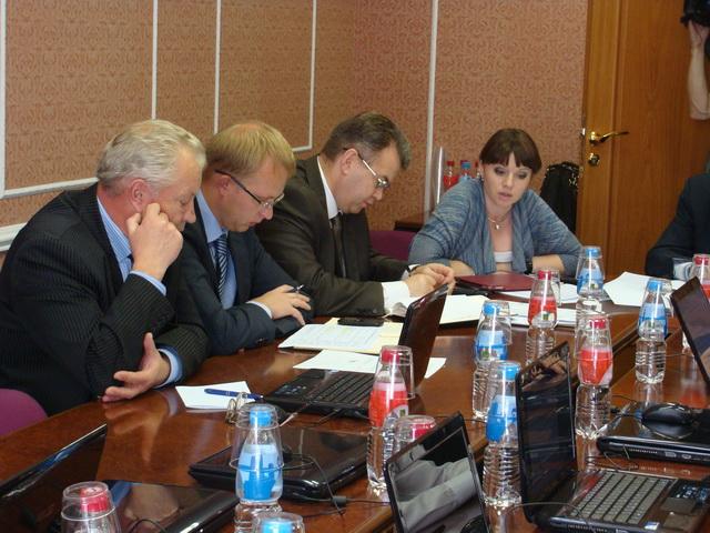 Представители городской администрации на заседании комитета по бюджету Думы Владивостока