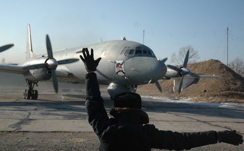 Экипажи противолодочных самолетов выполняют разнообразные летные задания 